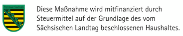 Logo des Freistaats Sachsen mit grün-gelbem Wappenschild und Text 'Diese Maßnahme wird mitfinanziert durch Steuermittel auf der Grundlage des vom Sächsischen Landtag beschlossenen Haushaltes'